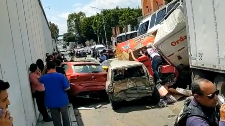 Очевидцы сняли место аварии 23 автомобилей В Мексике