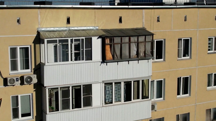 Вести-Москва. На севере Москвы козырьки на балконах стали яблоком раздора