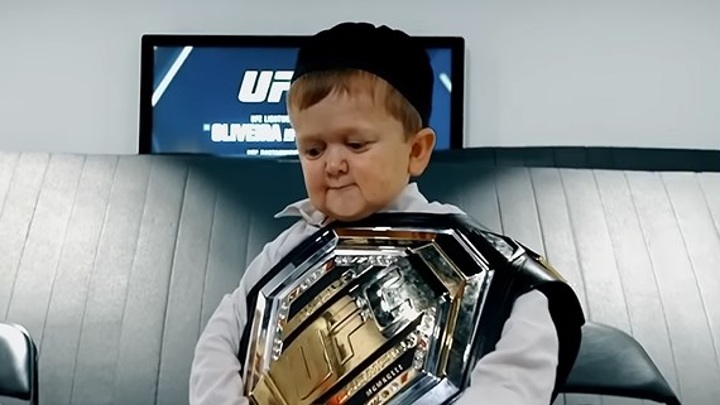 Хасбик избил бойца UFC и отобрал у него чемпионский пояс