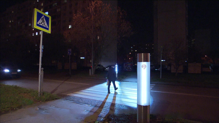 Вести-Москва. В Москве испытывают новый тип подсветки пешеходного перехода