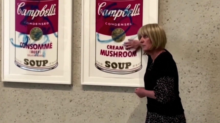 Новости культуры. В Австралии разрисовали картину Энди Уорхола "Банки с супом Кэмпбелл"