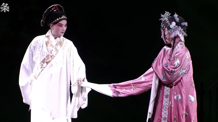 Новости культуры. На сцене Шанхайского Большого театра состоялась премьера китайской оперы XVI века "Павильон пионов"