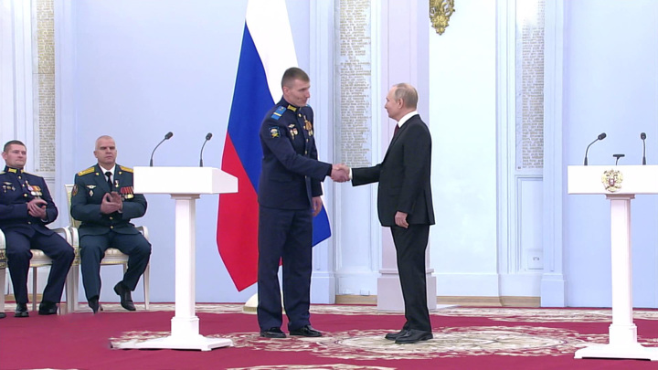 Вести в 20:00. Российские военные получили звезды Героев из рук президента