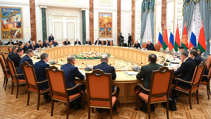 Вести в 20:00. Встреча Путина с Лукашенко началась с каравая и цветов