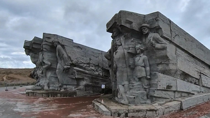 Вести в 20:00. Украина уничтожает память о героях