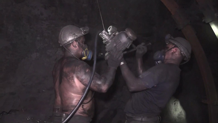 Вести в 20:00. Как шахтеры Донбасса продолжают свой труд