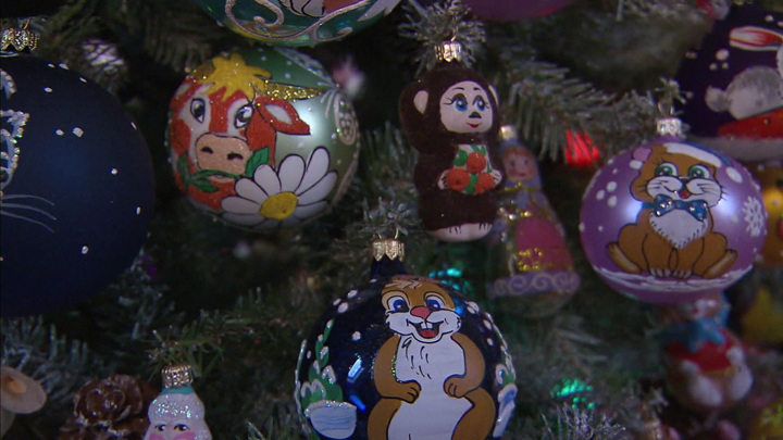 Вести-Москва. Хранители народных промыслов готовят игрушки к Новому году