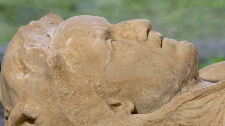 Новости культуры. Мраморную статую мужчины обнаружили в Риме во время раскопок