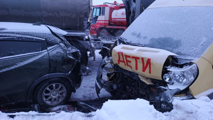 Сахалинец снял кадры на месте массовой аварии со школьным автобусом