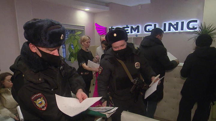 Смотреть онлайн Две розовые подружки в Москве ублажают приезжего Мишку бесплатно