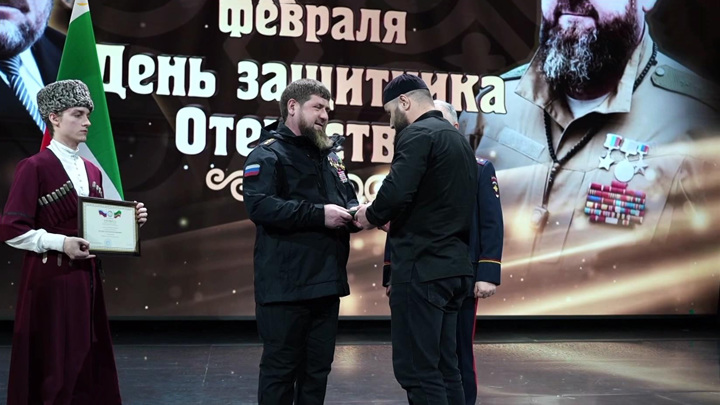 Вести в 20:00. Рамзан Кадыров вручил награды отличившимся командирам и бойцам