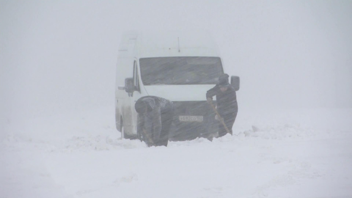 Вести в 20:00. Через снежные заносы в Башкирии может пробиться только "КамАЗ"