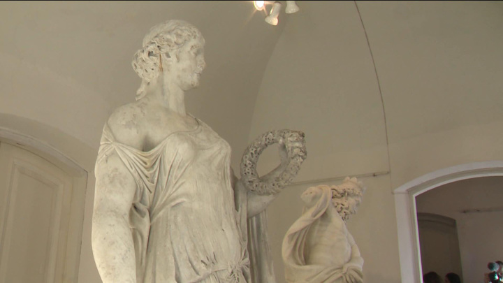 Новости культуры. Специалисты Русского музея реставрируют статуи из сада Строгановского дворца