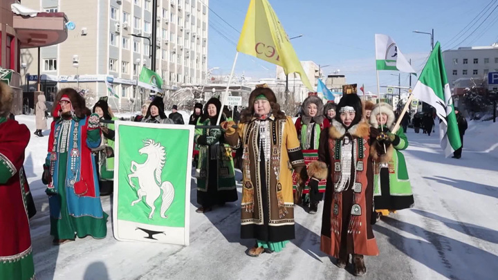 Новости культуры. Народные мастера из разных районов Республики Саха устроили шествие в национальных костюмах