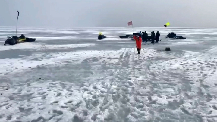 Вести в 20:00. Как на Сахалине спасли рыбаков, попавших в западню на льдине