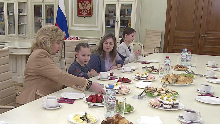 Вести в 20:00. Москалькова помогла двум маленьким россиянкам выехать из Одессы