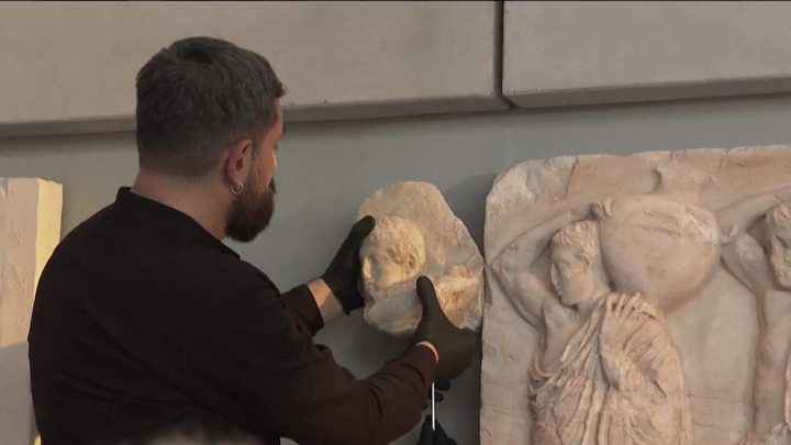 Новости культуры. Ватикан передал Музею Акрополя три фрагмента шедевров Парфенона