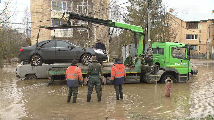 Вести-Москва. Жители Звенигорода форсируют реку, чтобы добраться до своих машин