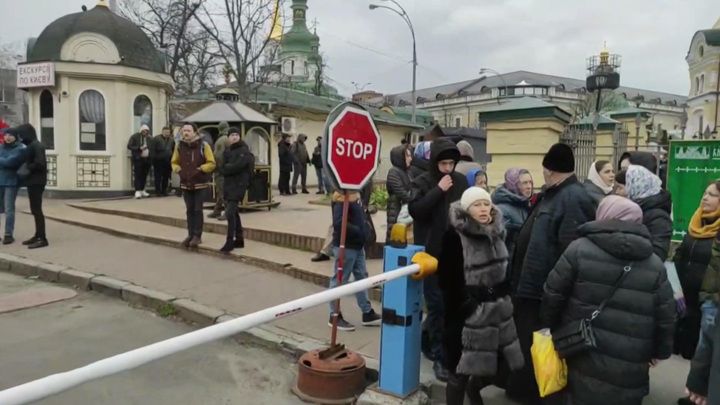 Вести в 20:00. Верующие не пустили в Киево-Печерскую Лавру провокаторов и чиновников