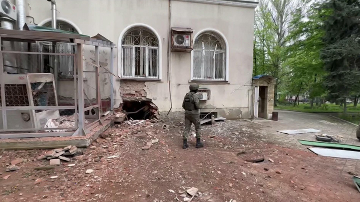 Вести в 20:00. Обстрел Донецка: снаряды обрушились на больницу, аптеку, ТЦ и частные дома