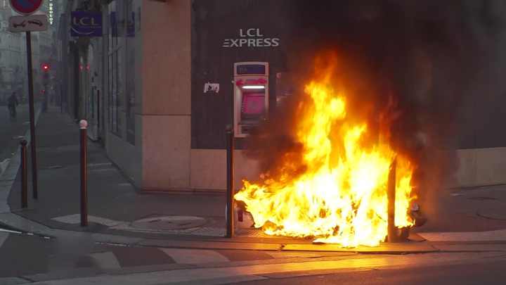 Вести в 20:00. Противостояние французской полиции и протестующих стало особенно жестоким