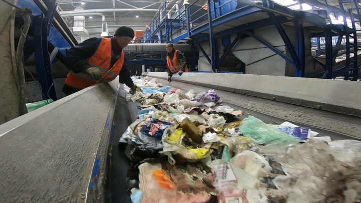 Вести-Москва. Комплексы переработки отходов сортируют мусор и спасают деревья